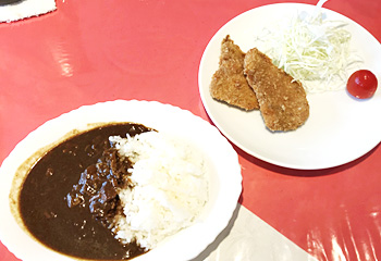 昼食、カレーでお腹いっぱい