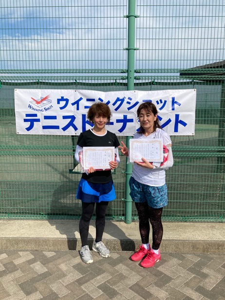 女子優勝の小平・小野ペ