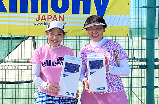 女子ダブルス準優勝の金沢(左)、高比良(右)ペア