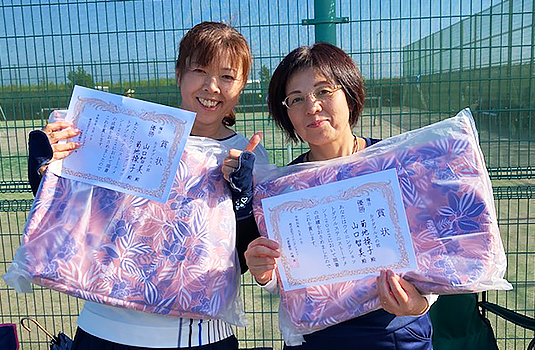 女子ダブルス優勝の山口 智美(左)、菊地 操子(右)ペア