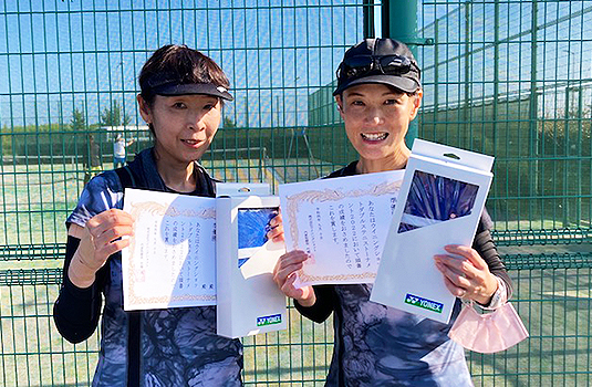 女子ダブルス準優勝の佐藤 千加子さん(左)、藤田 美加子さん(右)ペア