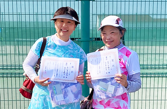 女子ダブルス優勝の高比良美弥さん(左)・金沢田鶴子さん(右)