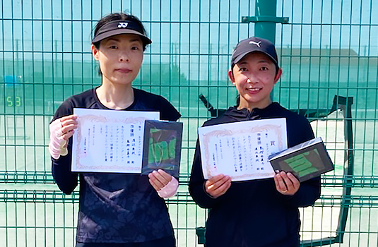 女子ダブルス準優勝の渡辺典枝さん(左)・鬼柳由美子さん(右)