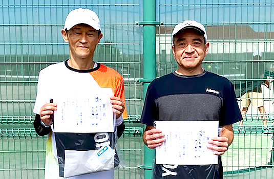 男子ダブルス優勝の井上敏夫さん(左)、大宮雅人さん(右)