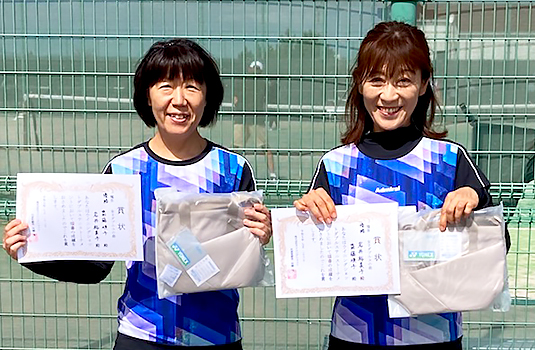 女子ダブルス優勝の齊藤順子さん(左)、岩井裕美子さん(右)