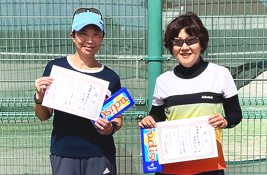 女子ダブルス準優勝の浦澤もと子さん(左)、井上孝子さん(右)