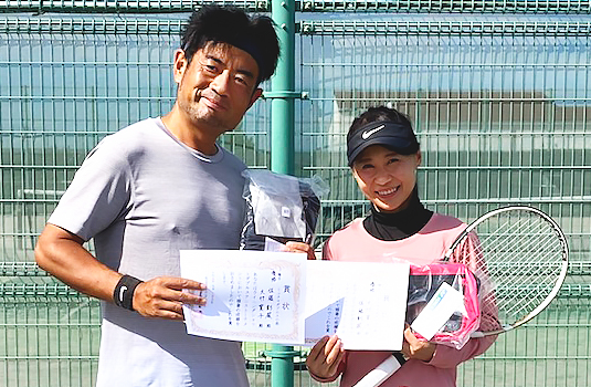 ミックスダブルス優勝の佐藤彰展さん(左)、大竹寛子さん(右)