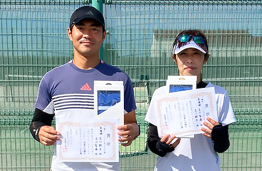 ミックスダブルス準優勝の吉川耕平さん(左)、吉川智春さん(右)