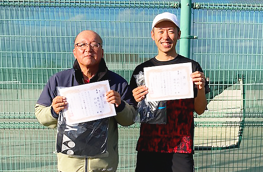 男子ダブルス優勝の猪股市夫さん(左)・林翔太さん(右)