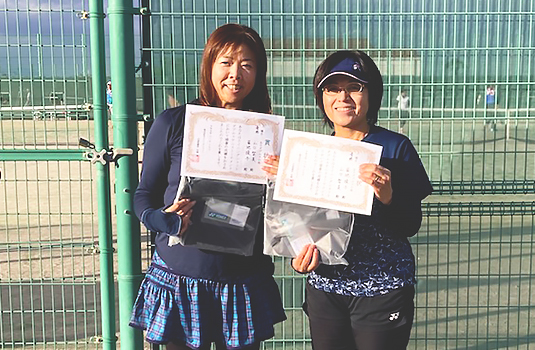 女子ダブルス優勝の山口智美さん(左)・菊地操子さん(右)