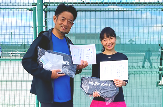 ミックスダブルス優勝の佐藤彰展さん(左)・大竹寛子さん(右)