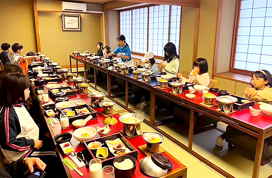 豪華な食事でみんな喜んでいました