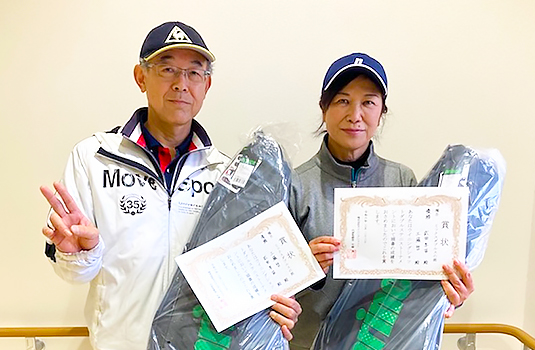 ミックスダブルス優勝の工藤哲さん(左)、武田早苗さん(右)