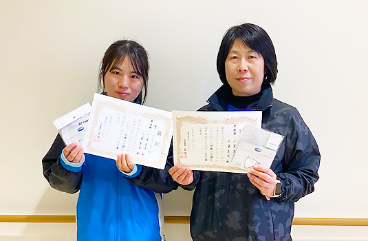 女子ダブルス準優勝の千葉美佳さん(左)、千葉美幸さん(右)