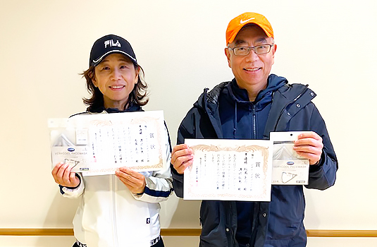ビギナーズ準優勝の渡辺弘恵さん(左)、松岡亮介さん(右)