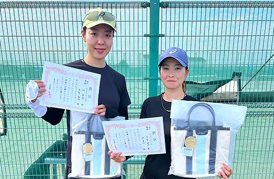 女子ダブルス優勝〈林 真帆さん(左)・甲斐 萌瑛さん(右)〉