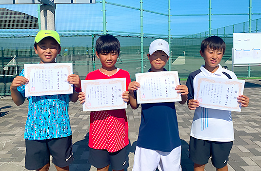 U-10男子、左から優勝の菅原修史さん準優勝の星野蒼天さん3位の土田竜也さん4位の遠藤悠斗さん