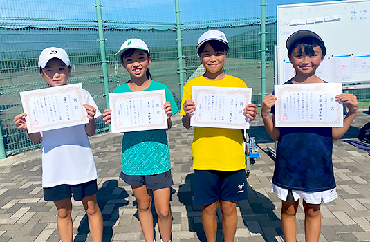 U-10女子、右から優勝の藤澤芽依さん準優勝の小松萌々禾さん3位の工藤結愛さん4位の大沼佳歩さん