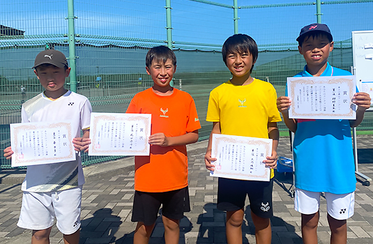 U-12男子、右から優勝の紺野夏生さん準優勝の大内陽翔さん3位の武田悠斗さん4位の秦歩夢さん