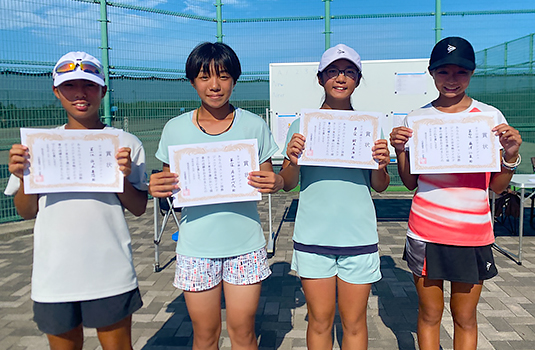 U-12女子、左から優勝の佐々木菜悠さん準優勝の角田千代花さん3位の鈴木美海さん4位の藤澤仁菜さん
