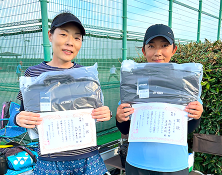 女子ダブルス優勝〈渡邉 典枝さん(左)・鬼柳 由美子さん(右)〉