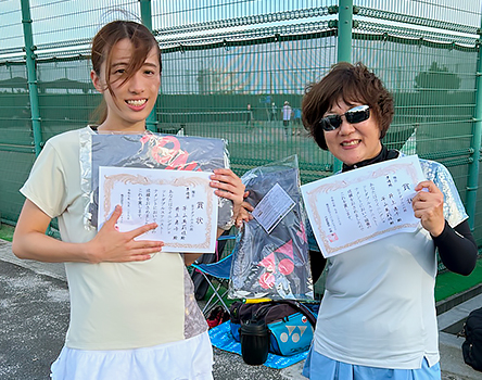女子ダブルス準優勝〈平山 有莉佳さん(左)・井上 孝子さん(右)〉