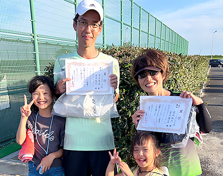 ミックスダブルス優勝〈岩元 隆昌さん(左)・岩元 佳代さん(右)〉
