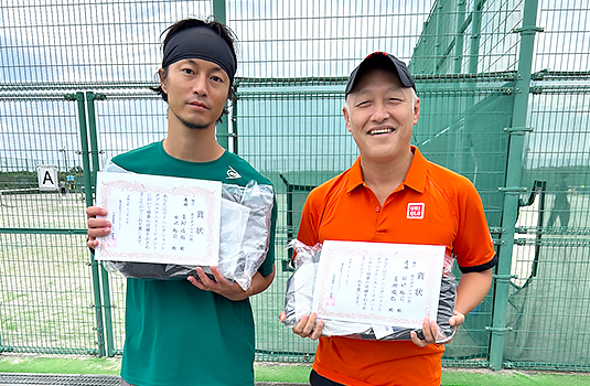 男子ダブルス優勝〈青柳俊哉さん(左)・田辺裕司さん(右)〉