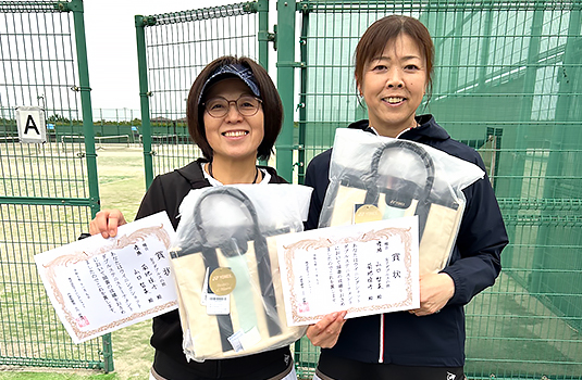 女子ダブルス優勝〈菊地操子さん(左)・山口智美さん(右)〉