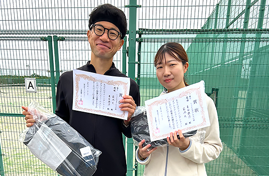 ミックスダブルス優勝〈菊池大さん(左)・青田理乃さん(右)〉