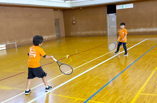 体育館ではラケットワーク中心の練習を行いました。
