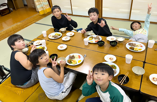 ご飯も皆で、協力して準備しました。たくさん食べて明日も頑張ろう!