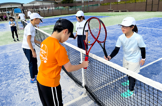 試合が終わったあとはペアで挨拶です。マナーも覚えていきましょう!