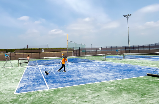 皆んなでコート整備中です。後片付けもしっかりと行いましょう。