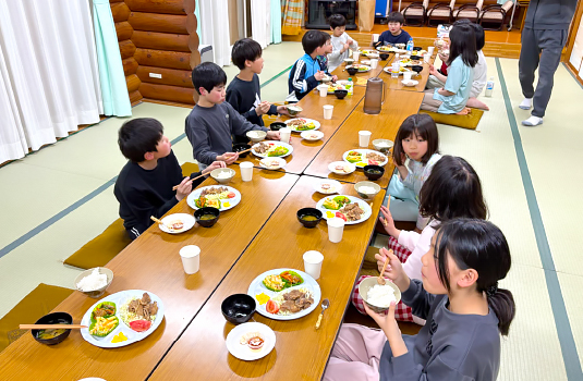 皆んなで食べる食事も楽しくて美味しいね♪