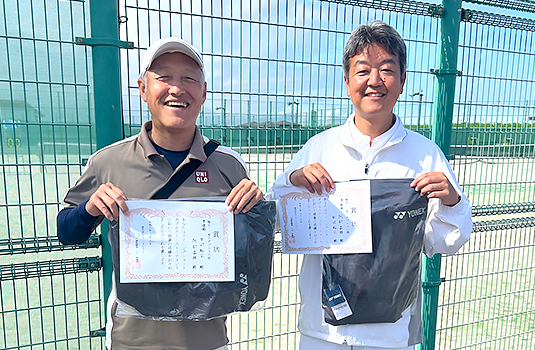 男子ダブルス準優勝〈田辺裕司さん(左)・阿部昌祥さん(右)〉