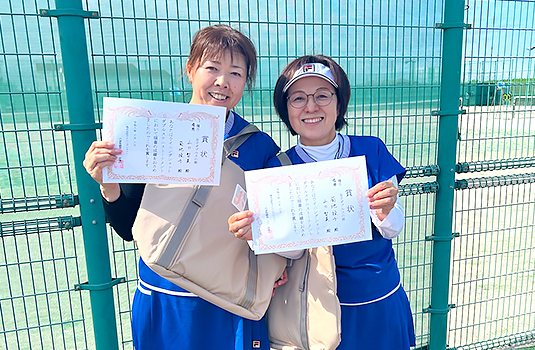 女子ダブルス優勝〈山口智美さん(左)・菊地操子さん(右)〉