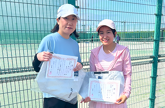 女子ダブルス準優勝〈渡辺トモ子さん(左)・菊池リンさん(右)〉
