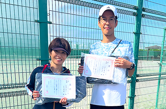 ミックスダブルス優勝〈岩元佳代さん(左)・岩元隆昌さん(右)〉