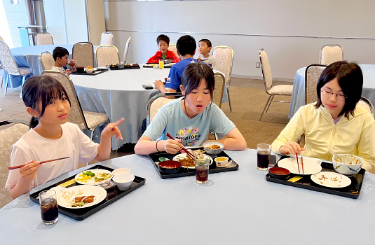 しっかりと食べて練習に備えよう!