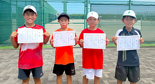 U-10男子、左から優勝の渡邉成さん準優勝の天野翔季也さん3位の阿部千博さん4位の遠藤陸さん