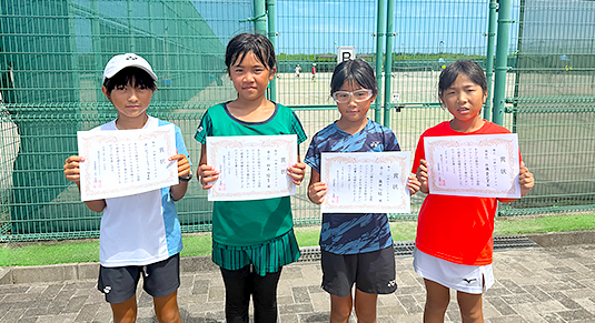 U-10女子、左から優勝のアドリウォッシュ柚香さん準優勝の鈴木陽音さん3位の藤田心結さん4位の佐藤愛花里さん