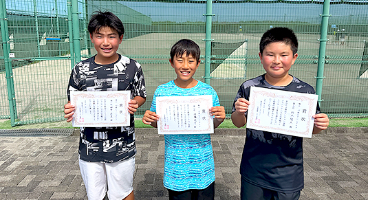 U-12男子、左から優勝の田中亮圭さん準優勝の遠藤悠斗さん3位の鈴木陽大さん
