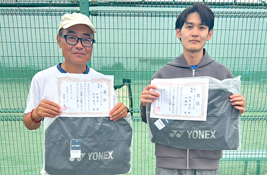 男子ダブルス優勝〈加藤明さん(左)・板垣舜也さん(右)〉