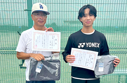 男子ダブルス準優勝〈荒谷雅実さん(左)・羽鳥慶さん(右)〉