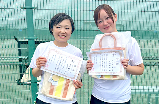 女子ダブルス優勝〈及川朋子さん(左)・大内ゆうかさん(右)〉