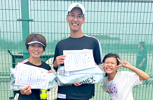 ミックスダブルス優勝〈岩元佳代さん(左)・岩元隆昌さん(右)〉