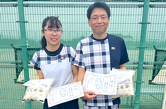ベストペアコーデ賞〈髙橋彩乃さん(左)・髙橋弘之さん(右)〉